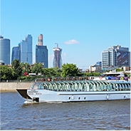 Яхта на фоне Москва-Сити